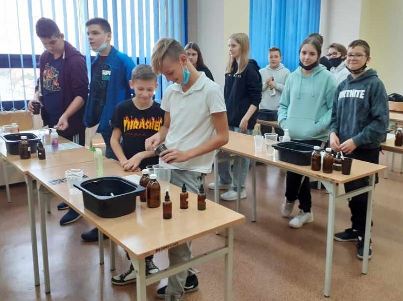 Uczniowie wykonują doświadczenia przy stanowiskach na Uniwersytecie Śląskim