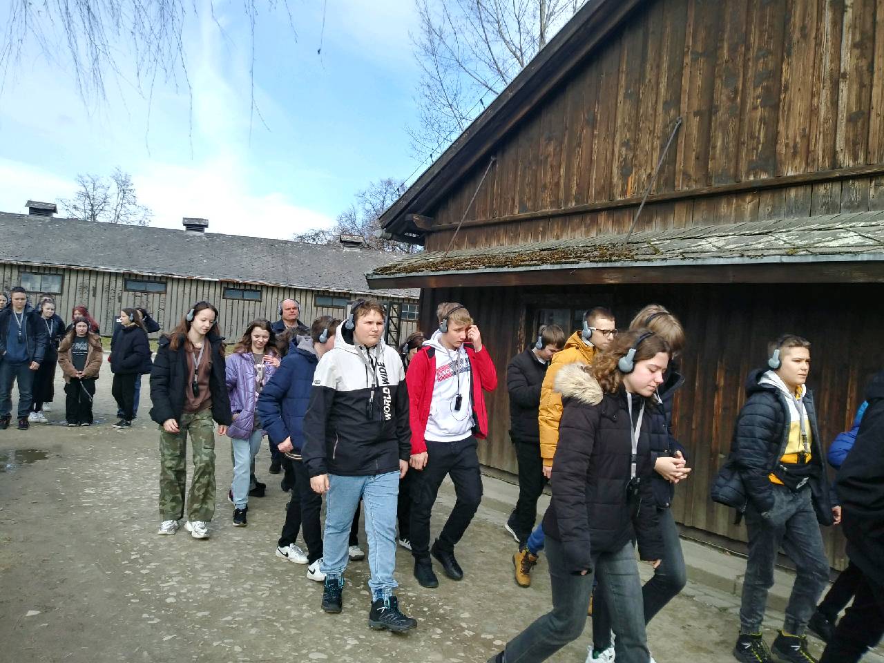 uczniowie w Auschwitz zwiedzają obóz