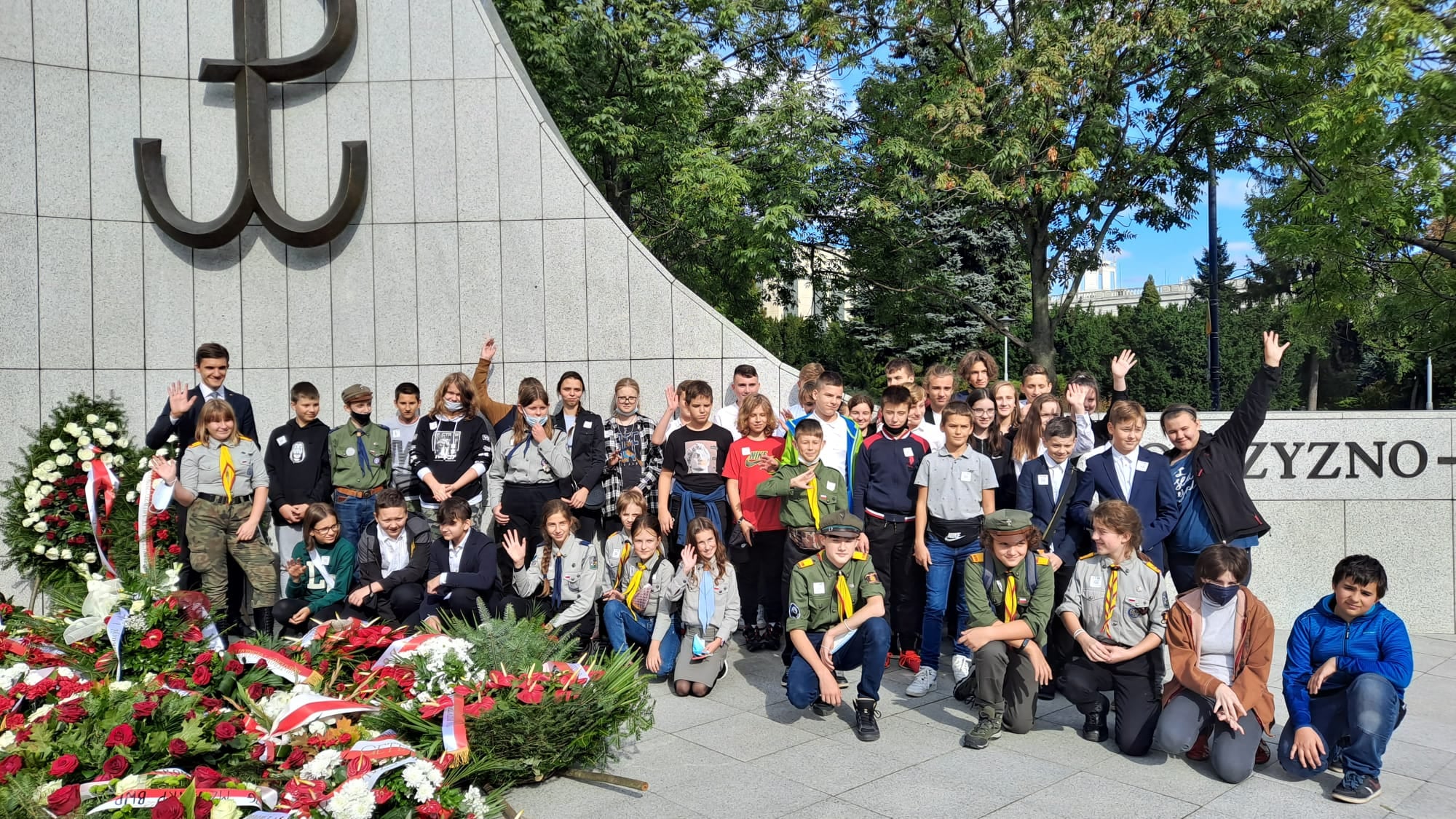 Uczniowie pod Pomnikiem Armii Krajowej i Polskiego Państwa Podziemnego