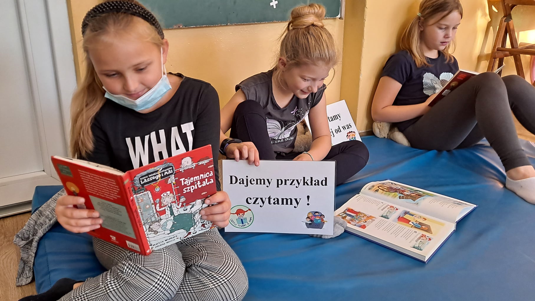 Uczniowie czytają książki w szkolnej świetlicy